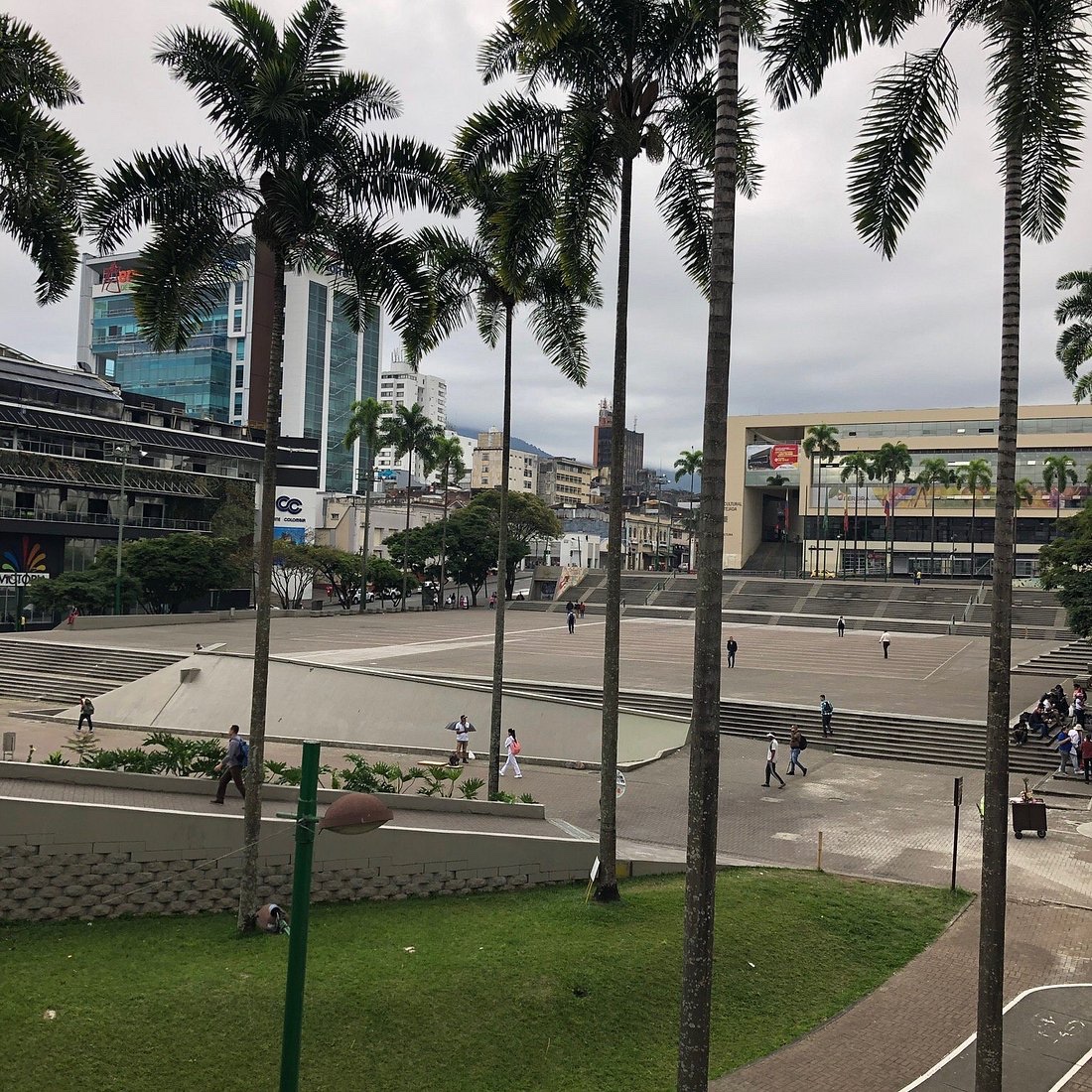 Vista actual de la plaza y el espacio urbano de Ciudad Victoria en Pereira