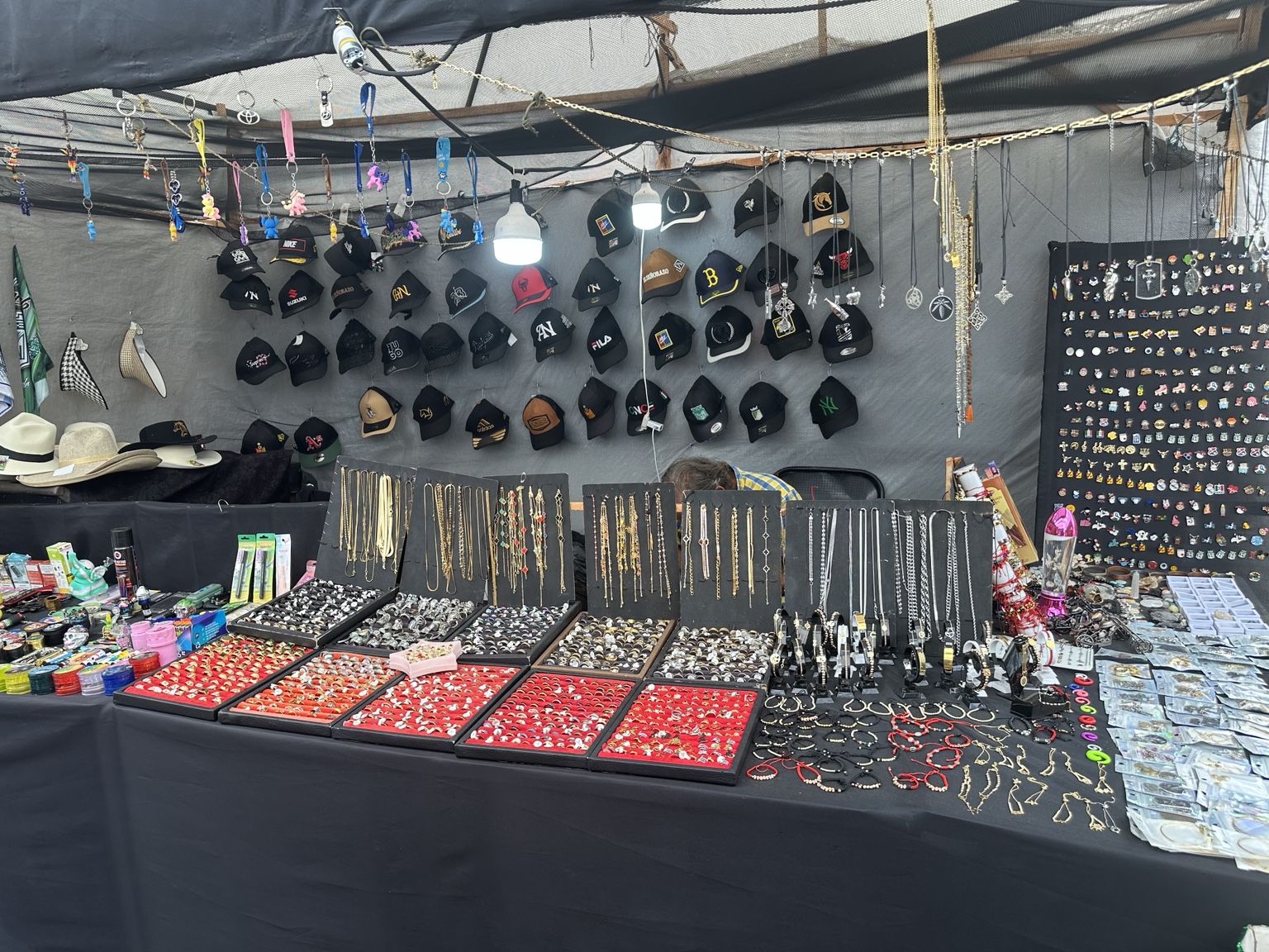 Puesto de bisutería, accesorios y artículos para la venta en Ciudad Victoria.