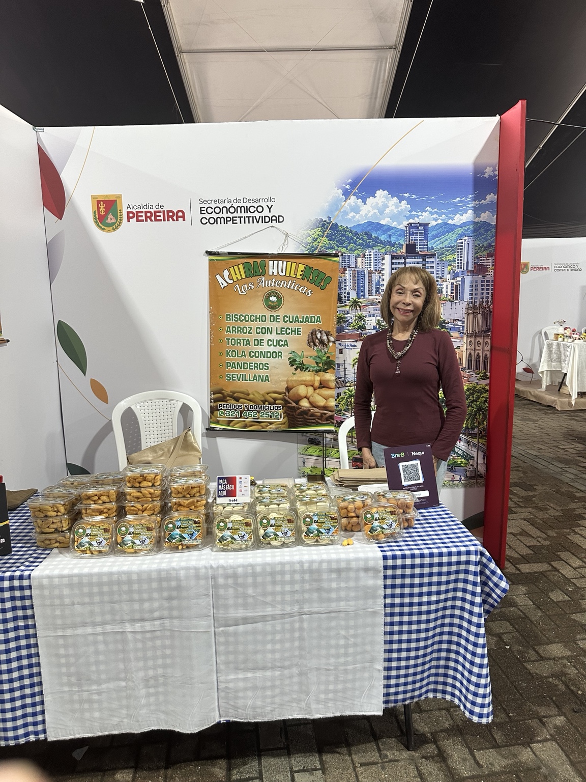 Emprendedora presenta productos de panadería tradicional huilense.
