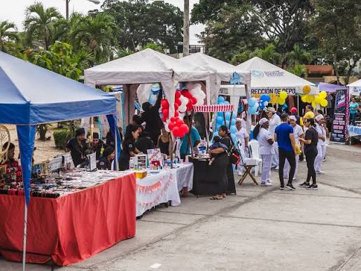 Feria de emprendimiento con puestos de productos locales