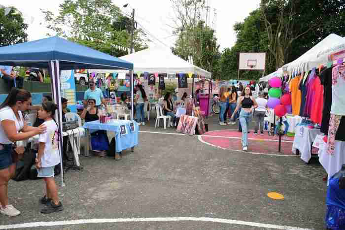 Puestos de feria con productos elaborados por emprendedores