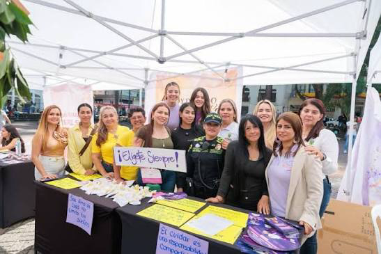 Visitantes recorren puestos de emprendimiento local