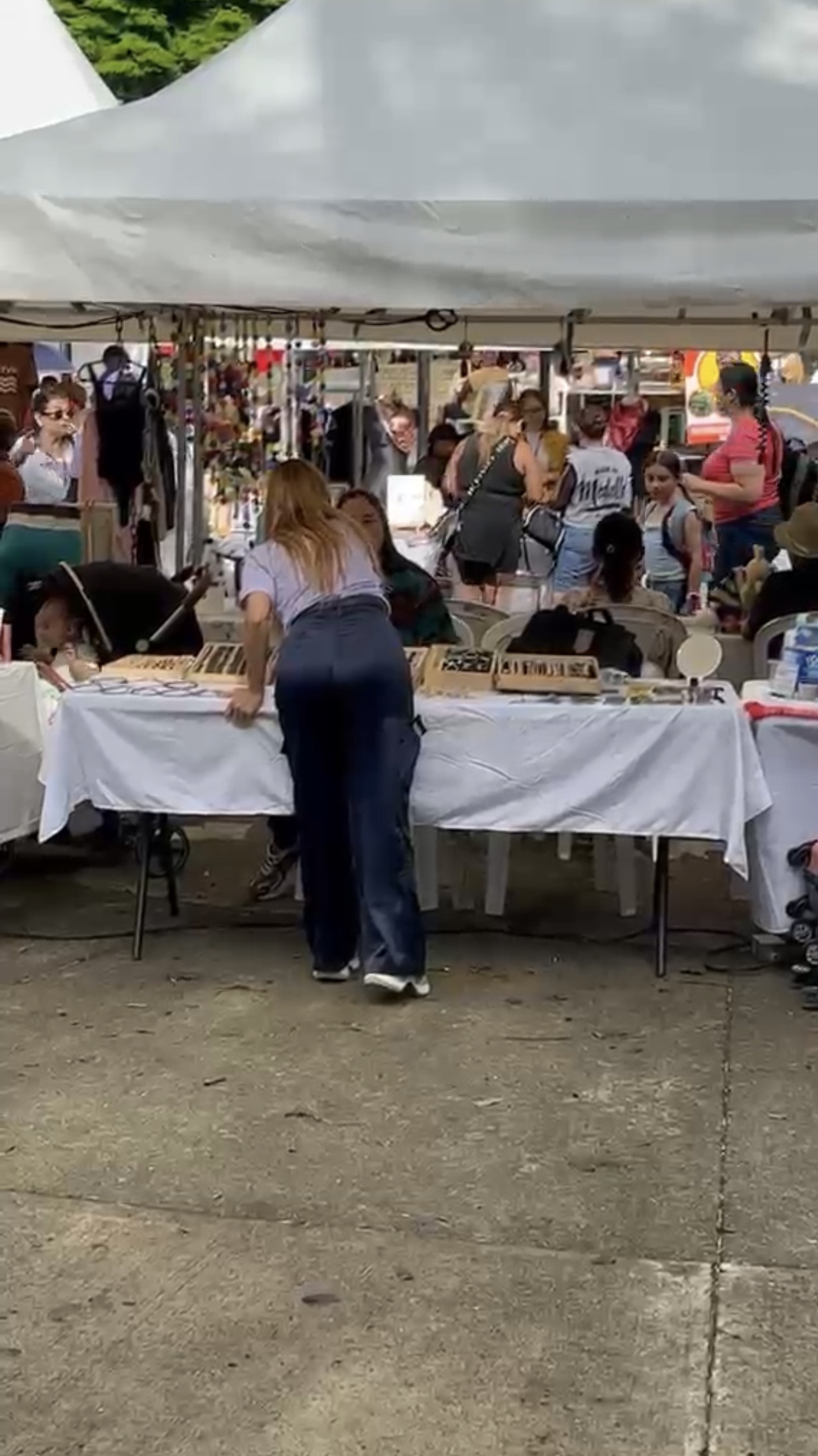 Emprendedora muestra sus productos en una feria