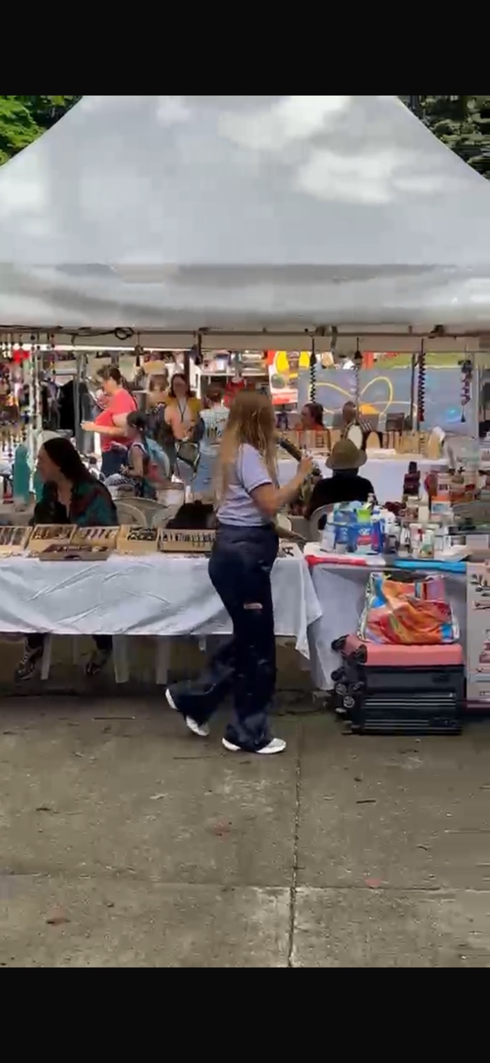 Puesto de artesanías y productos en una feria