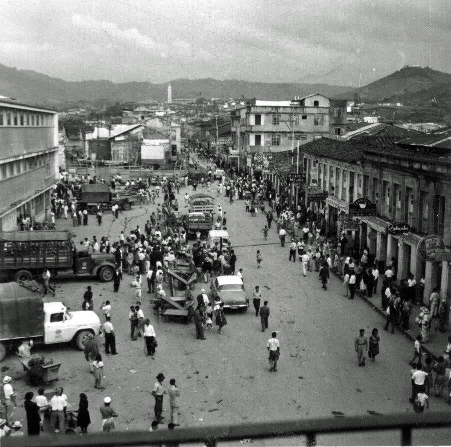 Vista histórica en blanco y negro de una calle comercial de Pereira