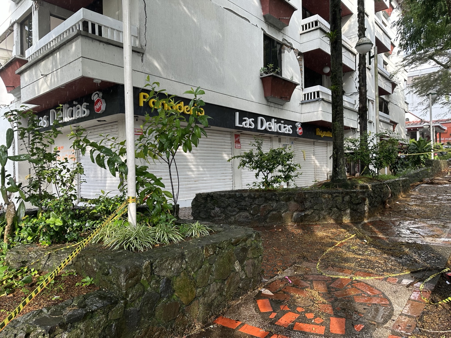Detalle de los daños visibles en la fachada de Las Delicias