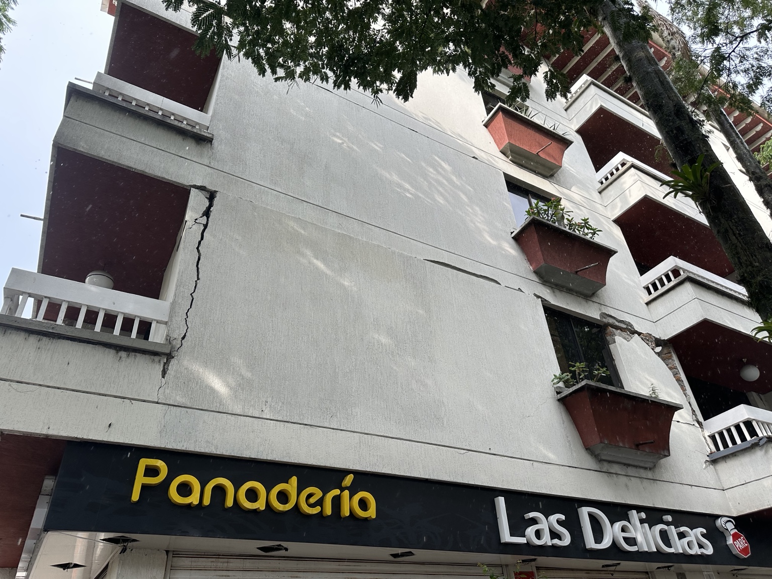 Vista del edificio de Las Delicias con afectaciones visibles