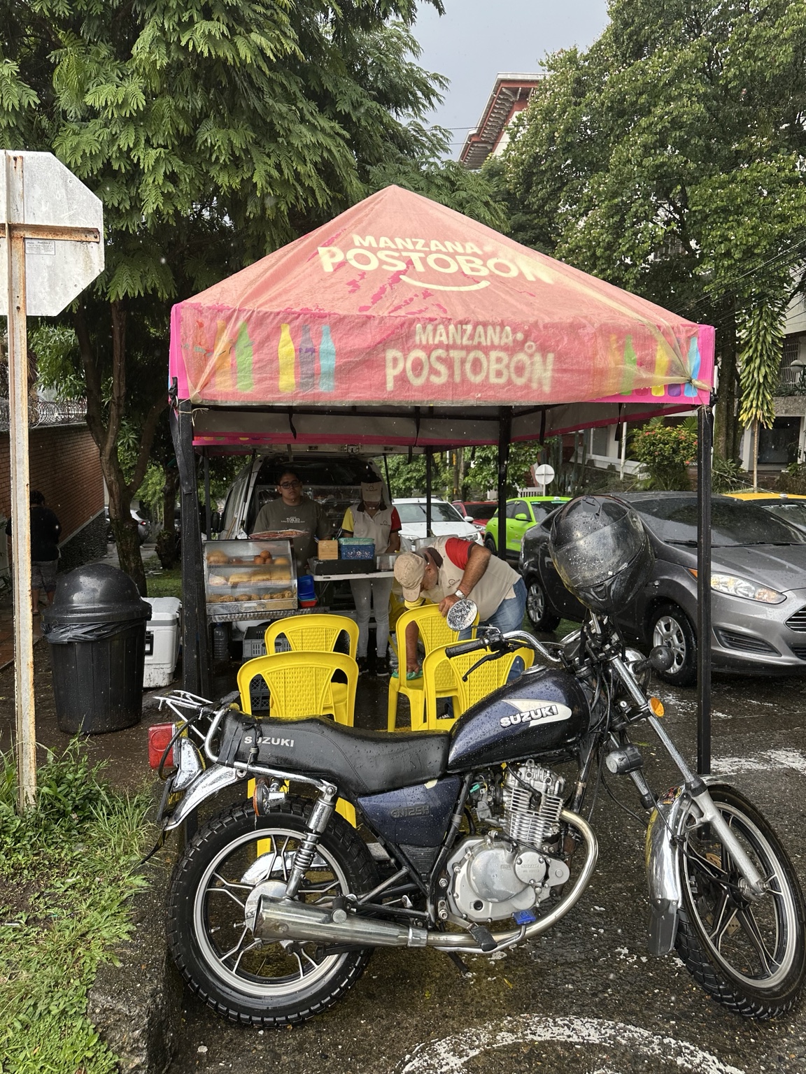 Puesto de venta instalado bajo una carpa en la calle