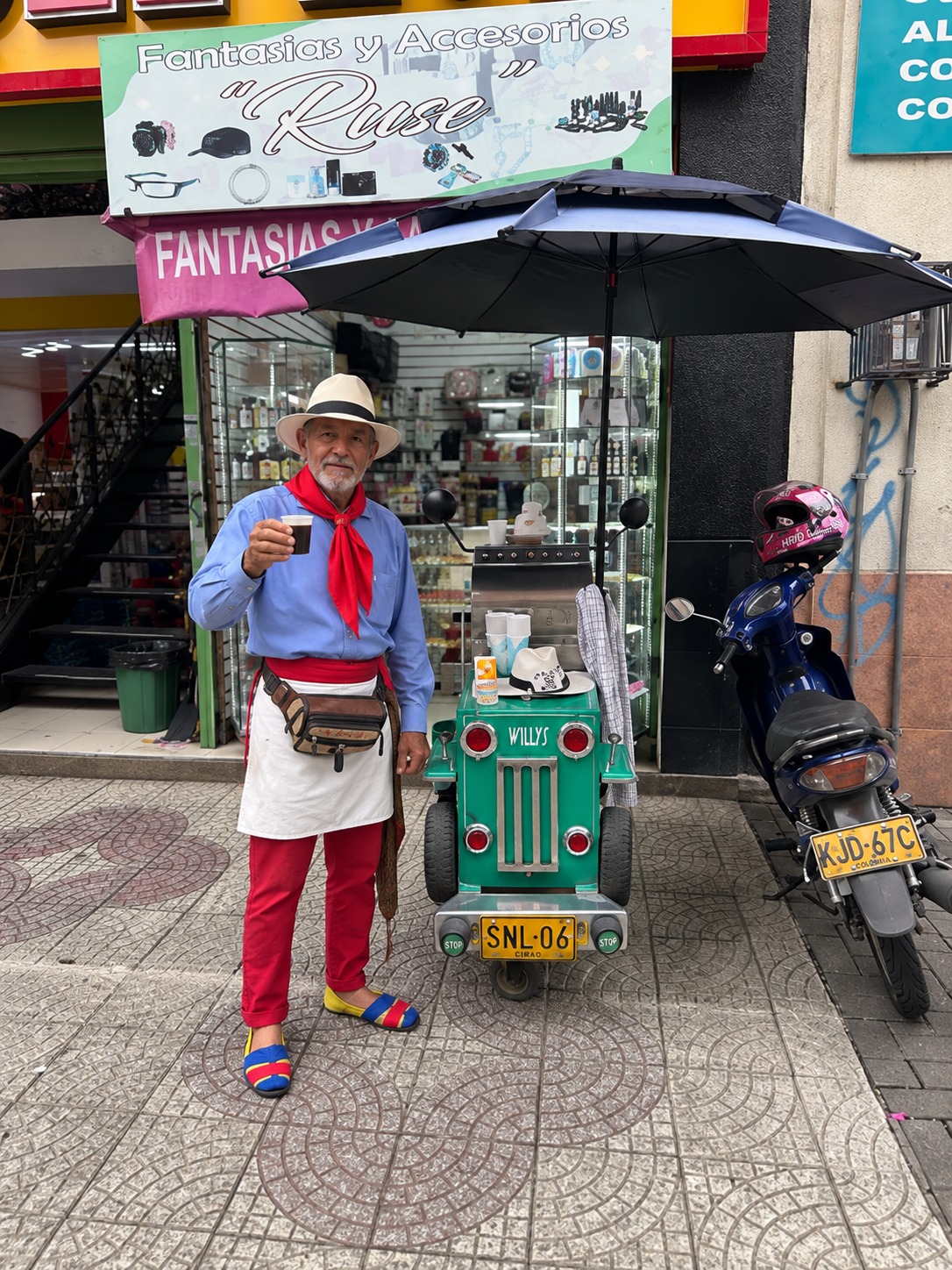 Luis Alberto, El paisa de los tintos, junto a su Jeep acondicionado para vender café